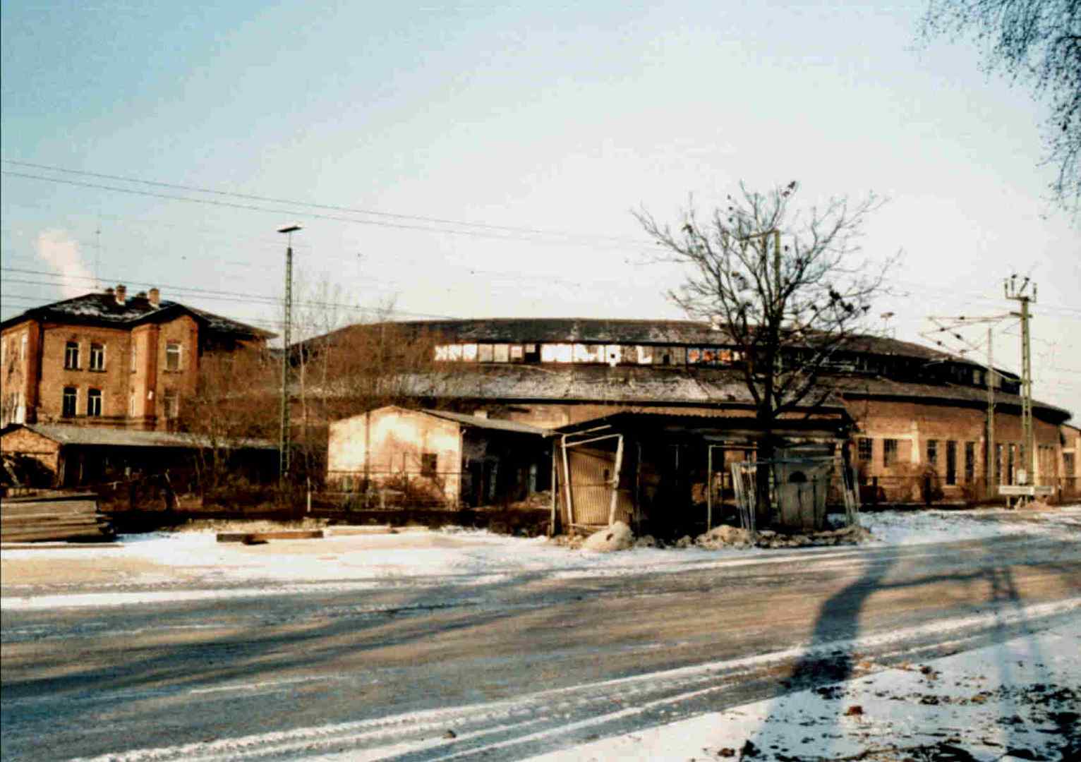 Altes Bahngebäude im Winter