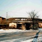 Altes Bahngebäude im Winter