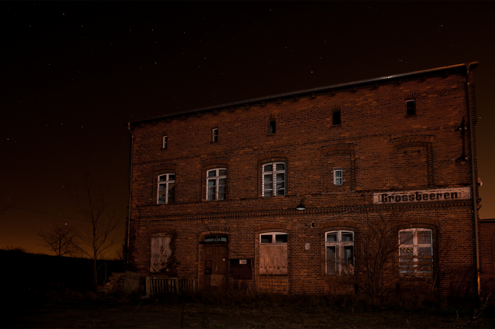 Altes Bahnhofsgebäude bei Nacht