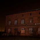 Altes Bahnhofsgebäude bei Nacht