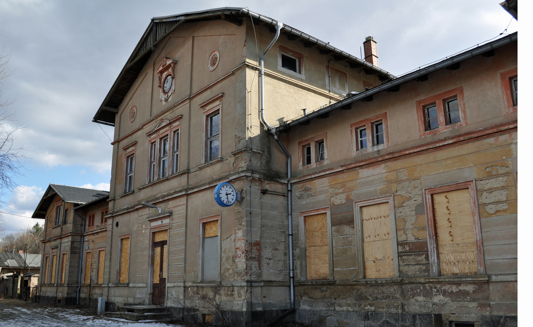 altes Bahnhofsgebäude...der Zahn der Zeit nagt"