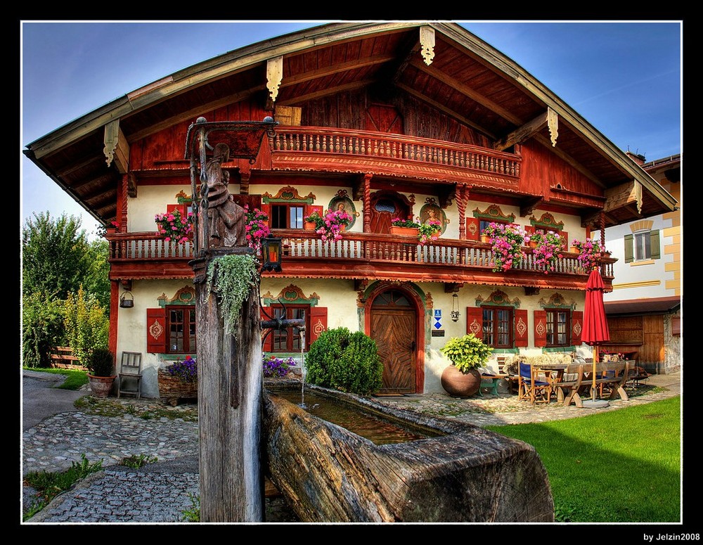 Altes Bauernhaus auf dem Dorfplatz in Törwang/Samerberg