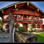 Altes Bauernhaus auf dem Dorfplatz in Törwang/Samerberg