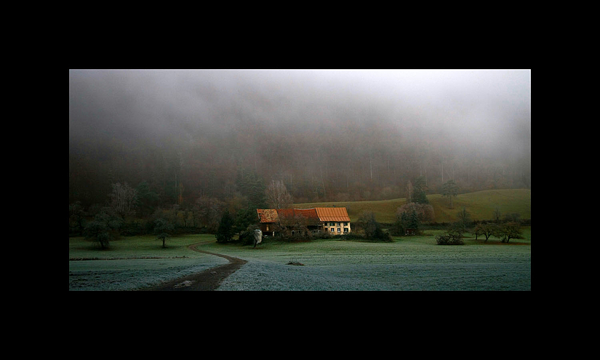 Altes Bauernhaus mit Rahmen.