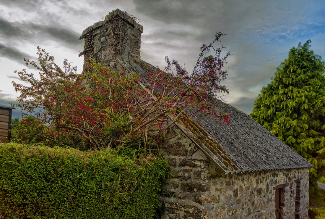 Altes bretonisches Steinhaus in Argol