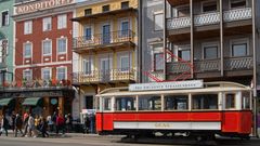 altes Cafe und Strassenbahn