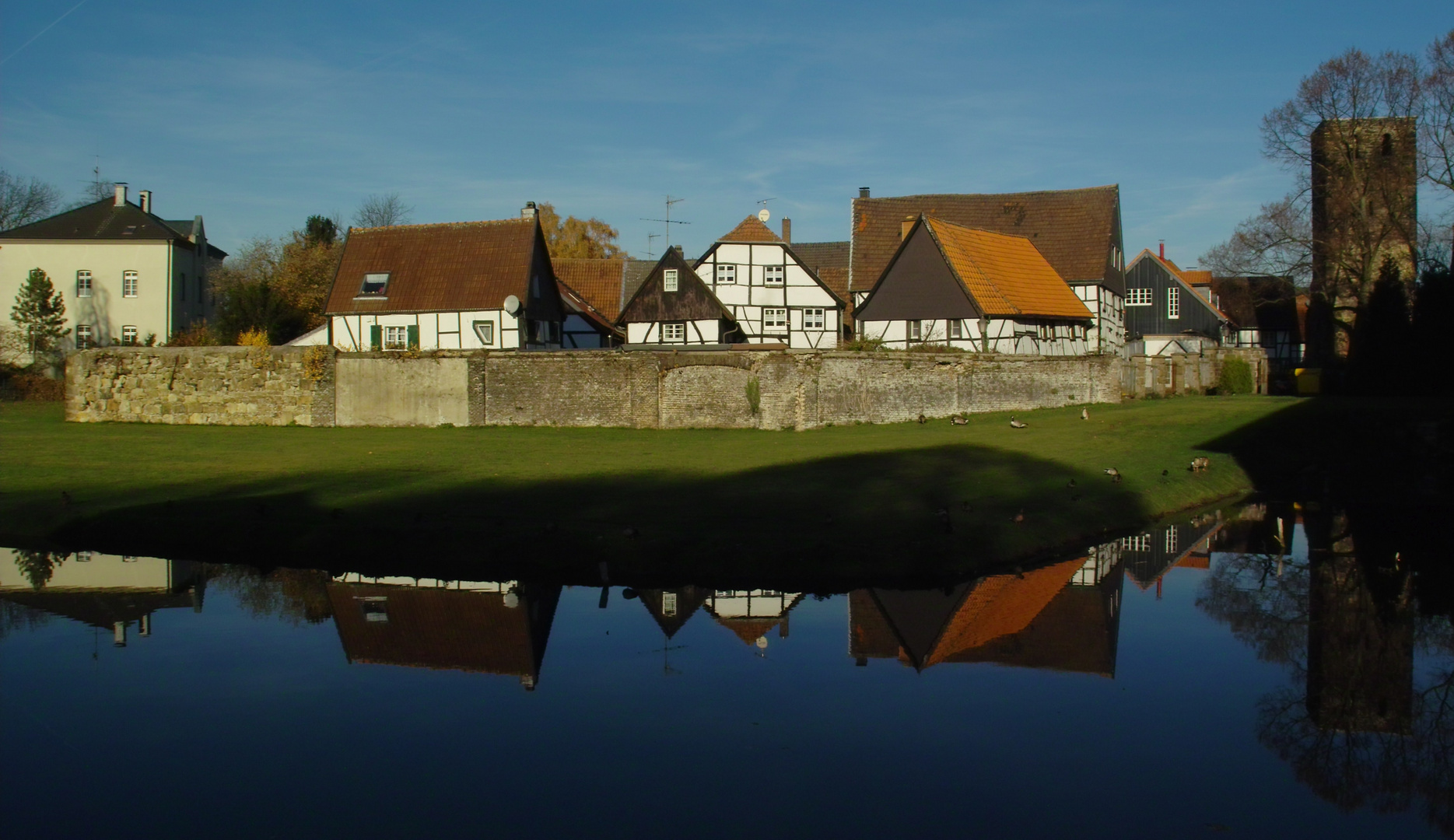 Altes Dorf spiegelt sich