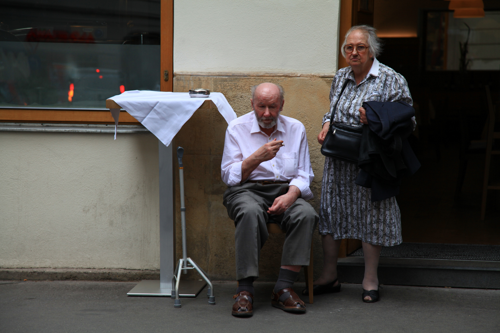 Altes Ehepaar vor Wiener Caféhaus