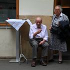 Altes Ehepaar vor Wiener Caféhaus