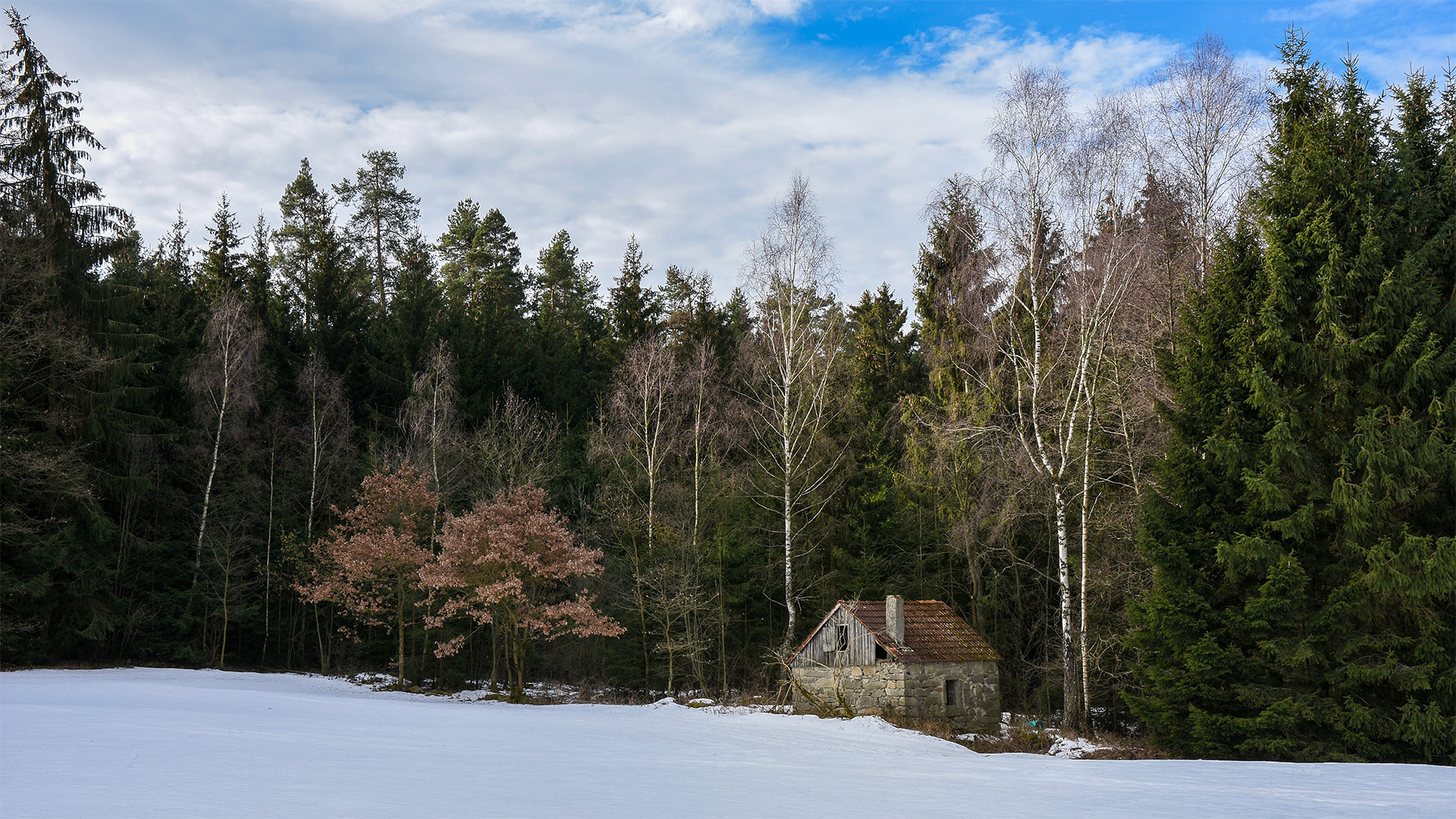 Altes einsames Haus im Schnee