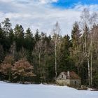 Altes einsames Haus im Schnee