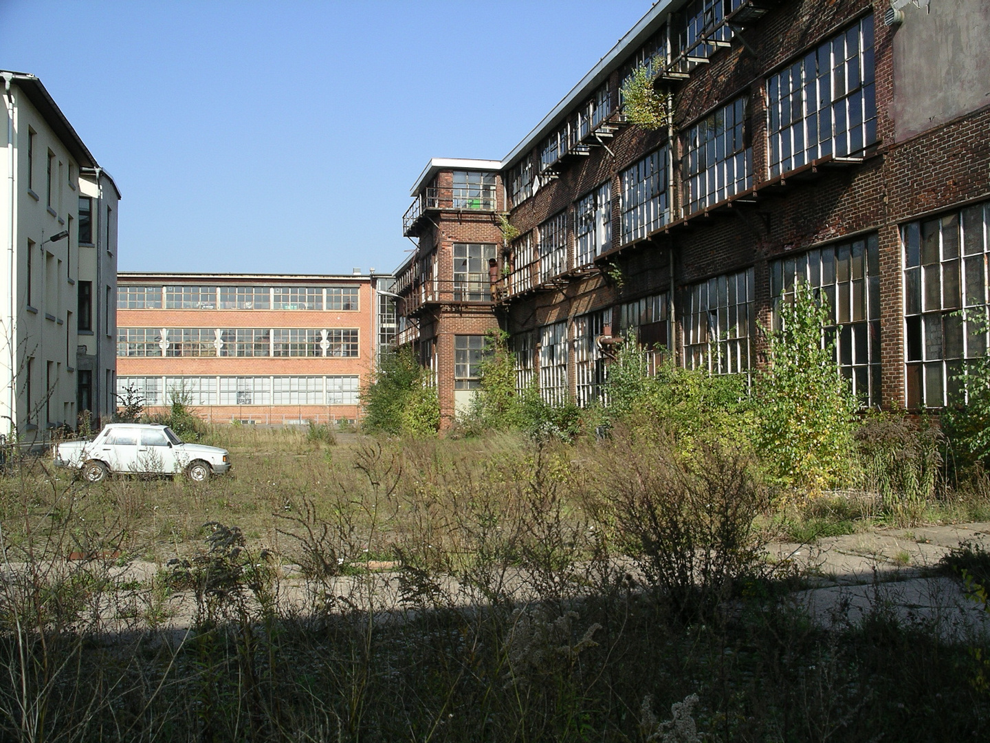 Altes EMW Werk in Eisenach mit einem seiner letzten Produkte