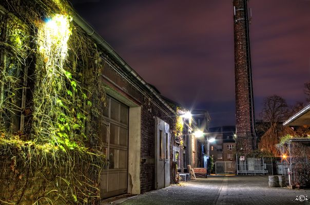 Altes Fabrikgelände bei Nacht