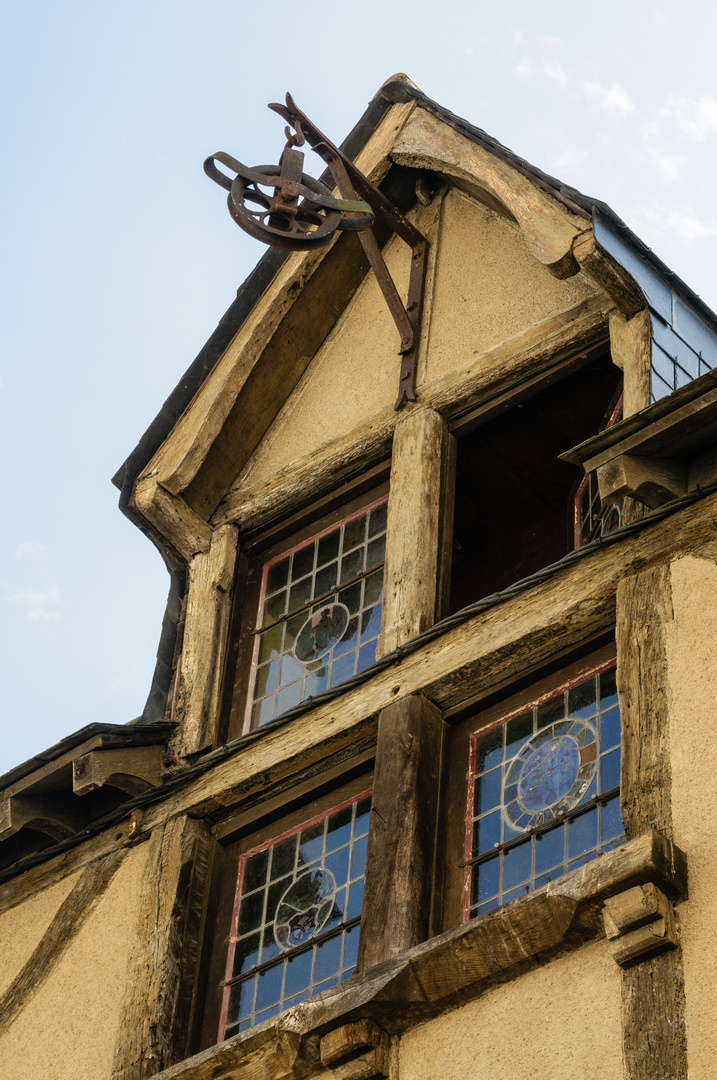 Altes Fachwerkhaus mit Umlenkrolle, gesehen in Angers