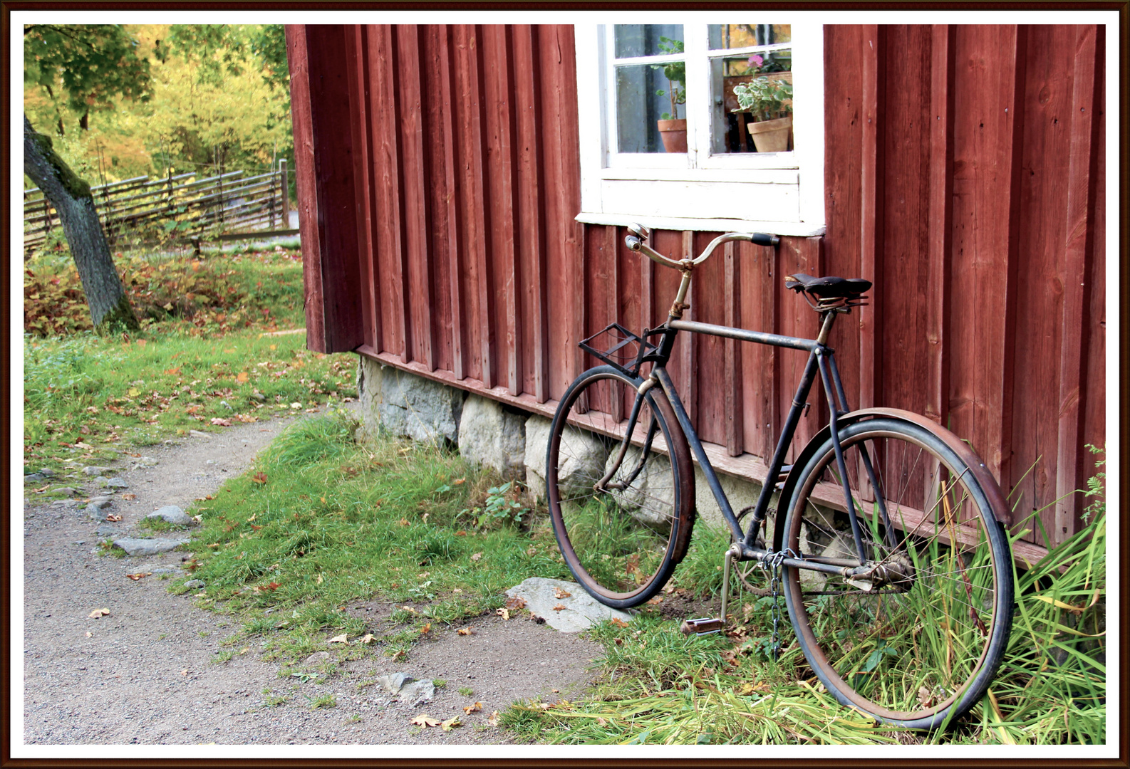 altes Fahrrad, am Haus angelehnt