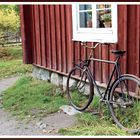 altes Fahrrad, am Haus angelehnt