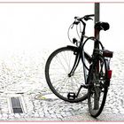 Altes Fahrrad erholt sich an Eisenstange