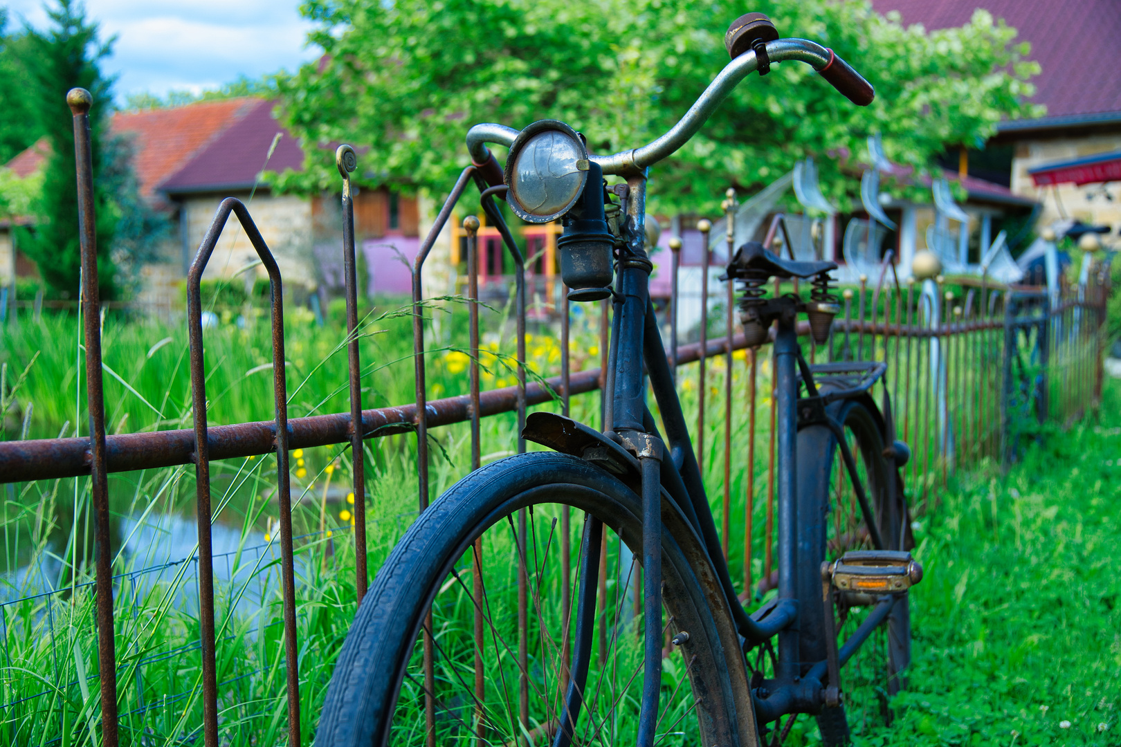 altes Fahrrad im Garten