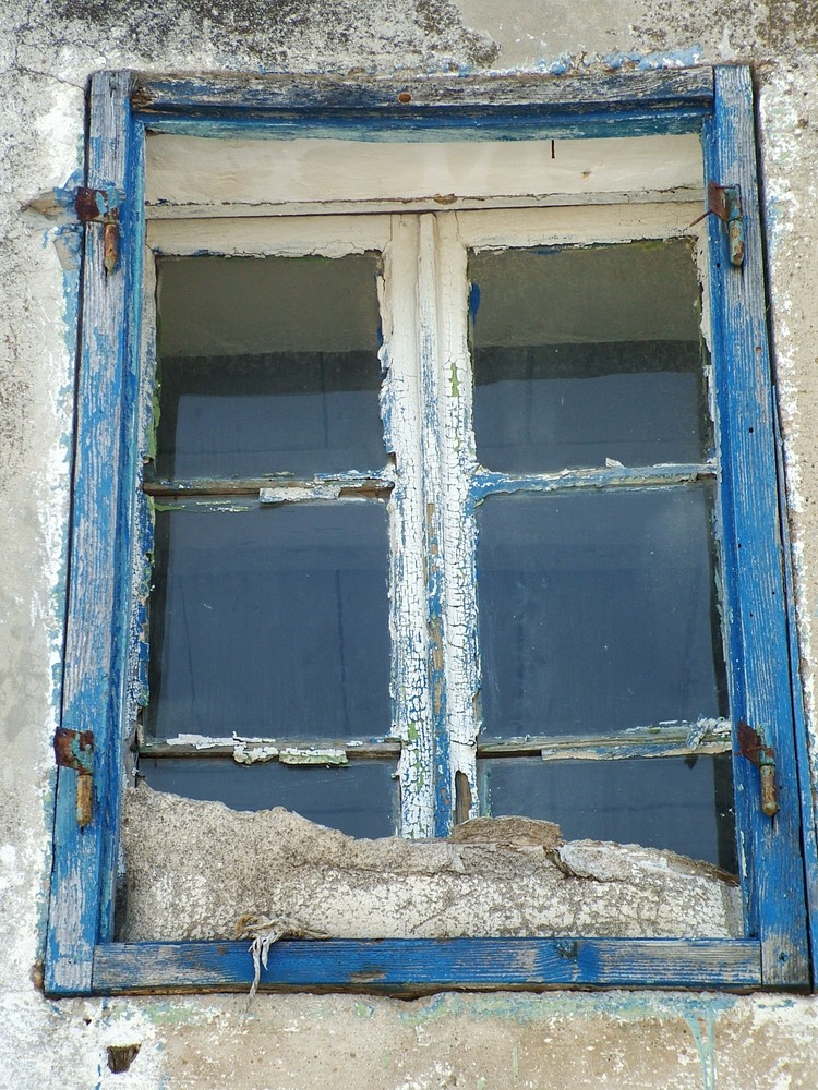 altes Fenster in einem Fischerhaus in Kroatien..