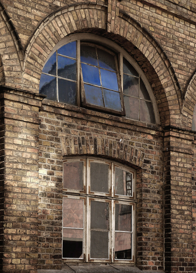 Altes Fenster mit Blick zum Himmel