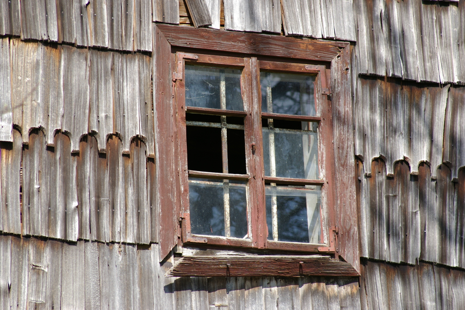 Altes Fenster und Holzschindelfassade Foto &amp; Bild