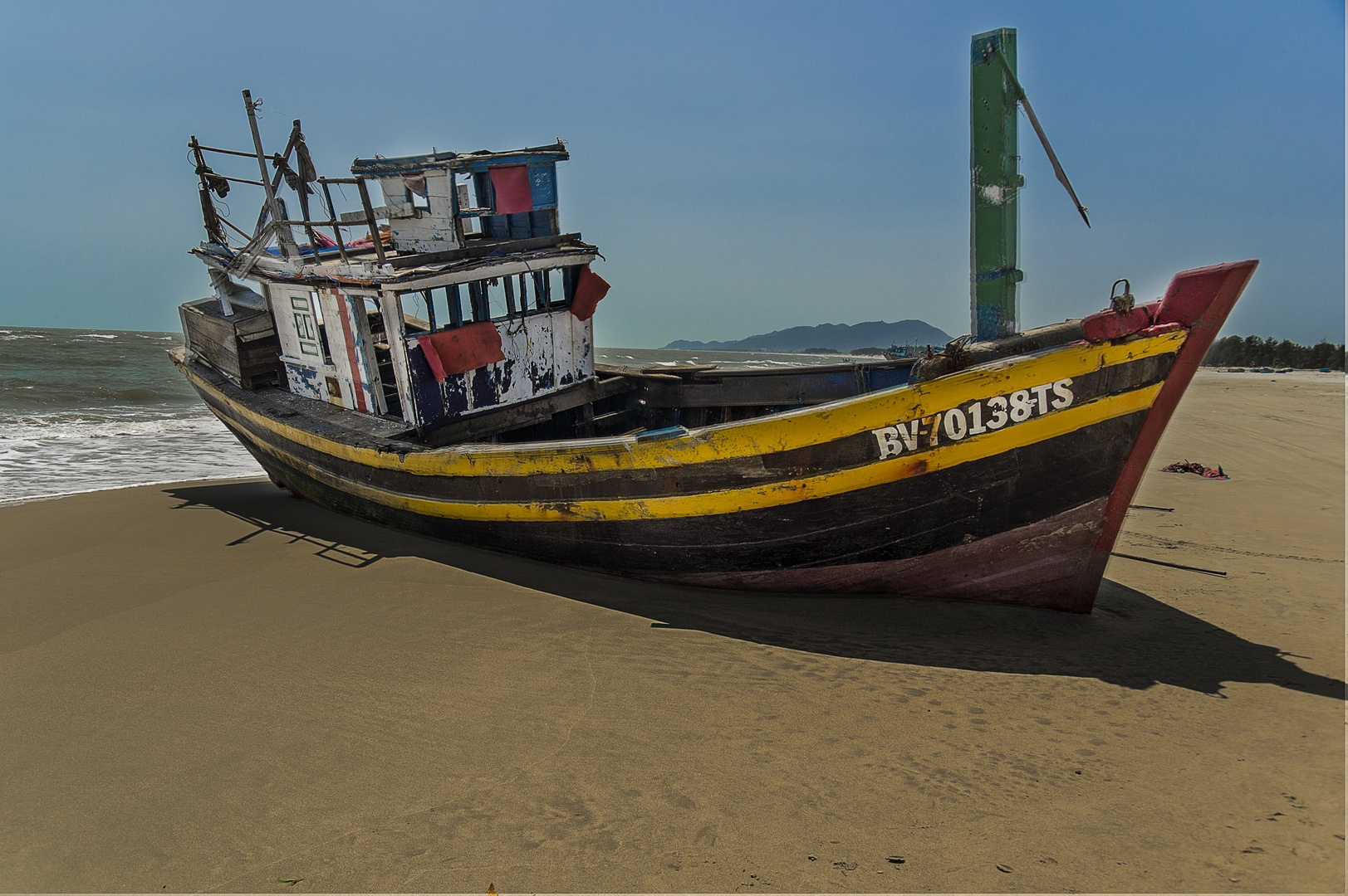 altes Fischerboot am Strand von Ba Ria - Vung Tau Vietnam