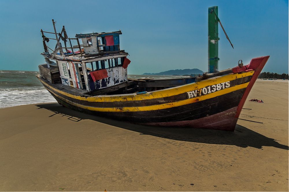 altes Fischerboot am Strand von Ba Ria - Vung Tau Vietnam