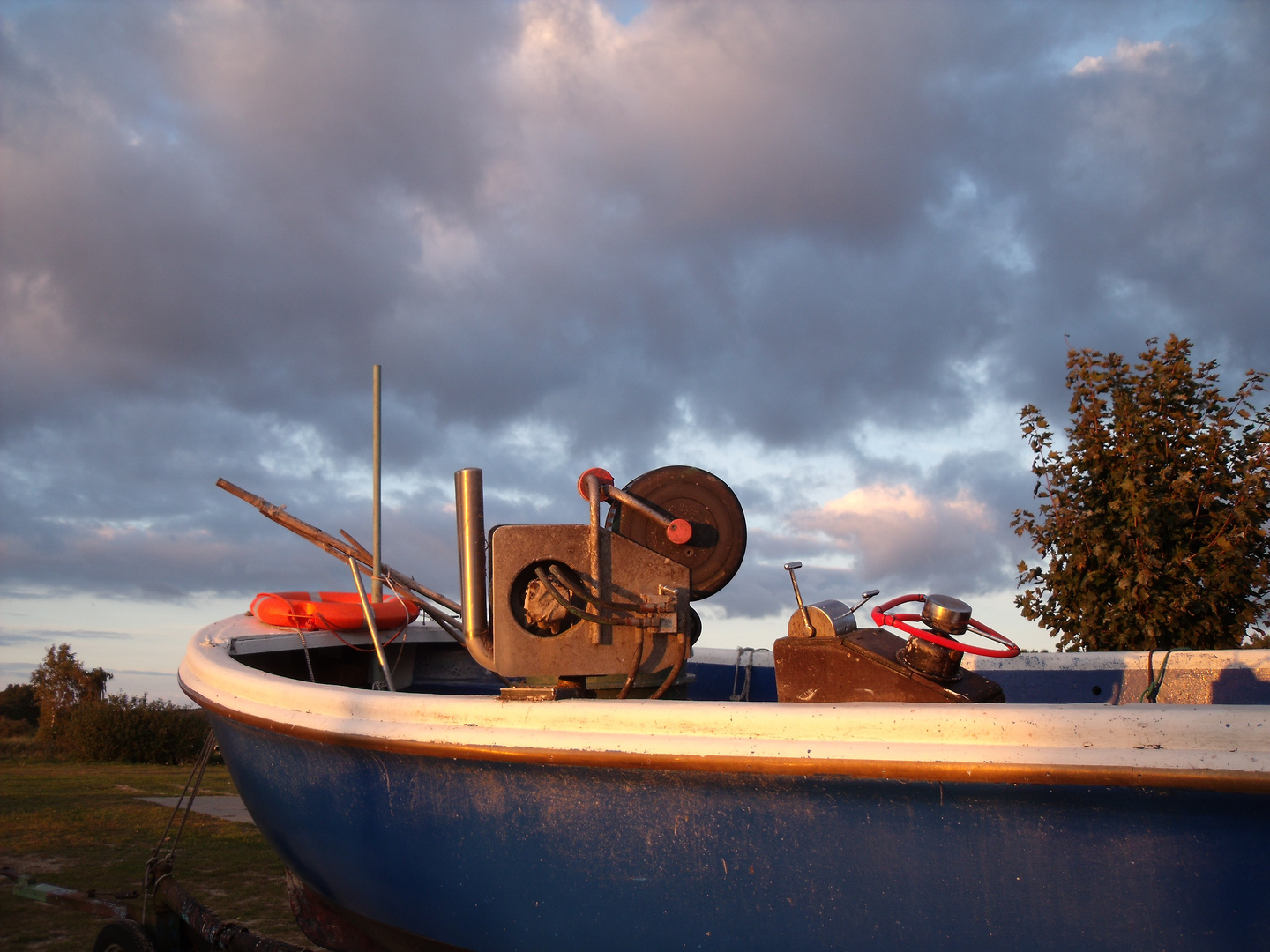 Altes Fischerboot im Abendlicht