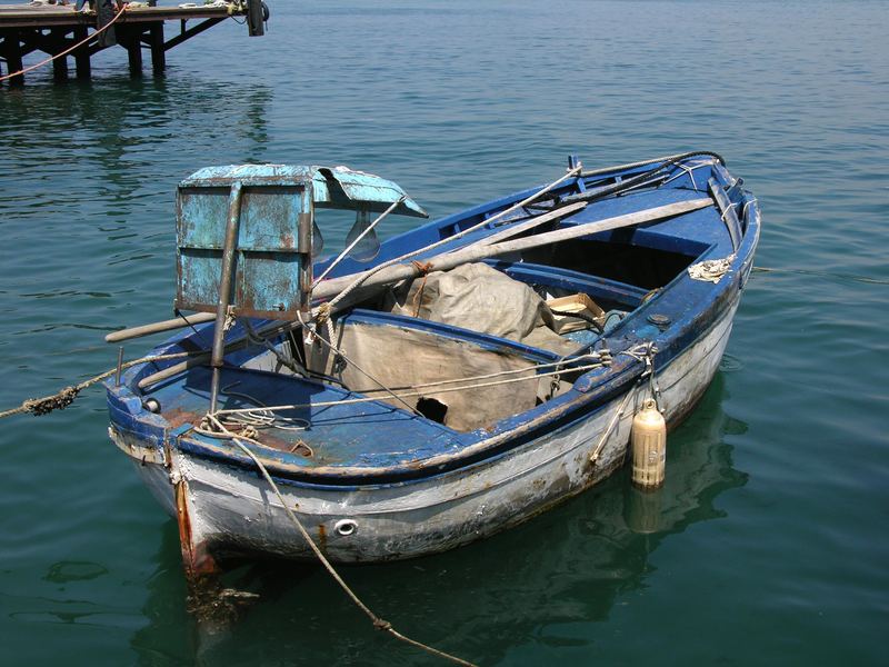 altes Fischerboot im Hafen von Procida / Italien