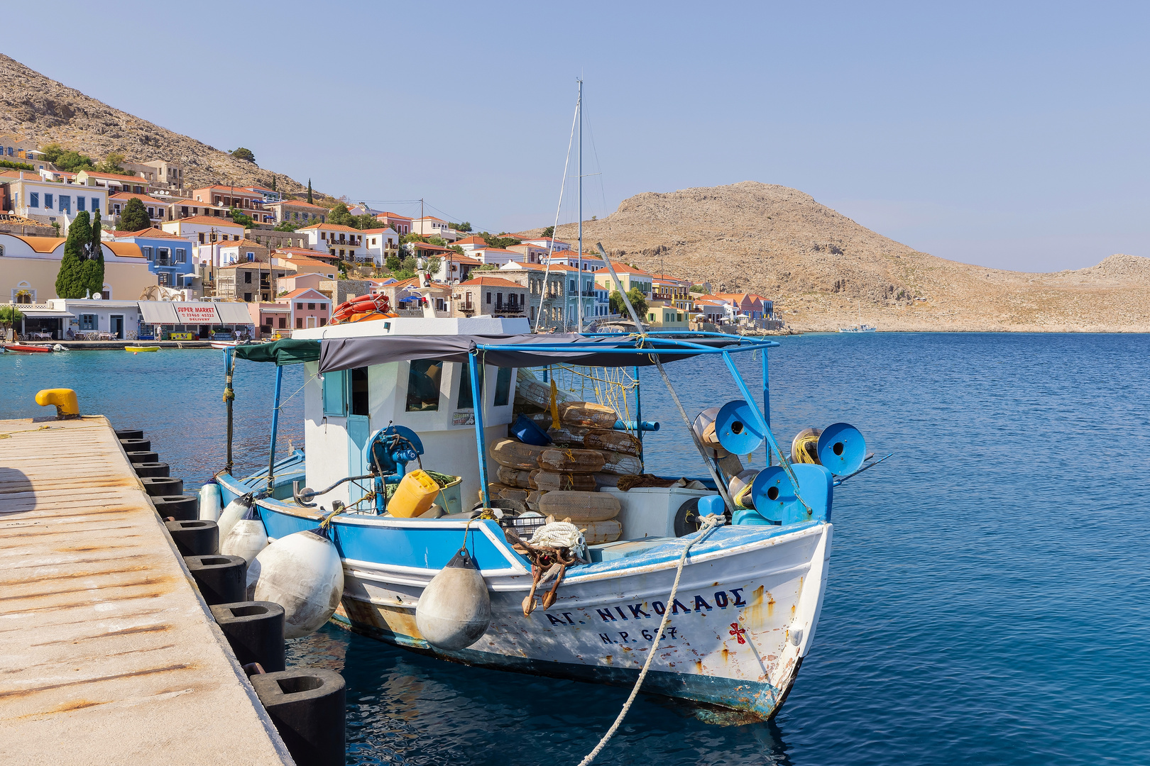 Altes Fischerboot im kleinen Hafen von Chalki