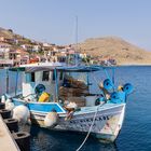 Altes Fischerboot im kleinen Hafen von Chalki