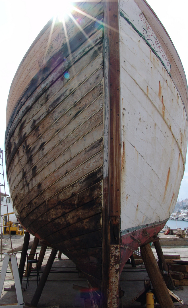 Altes Fischerboot in der Werft /1