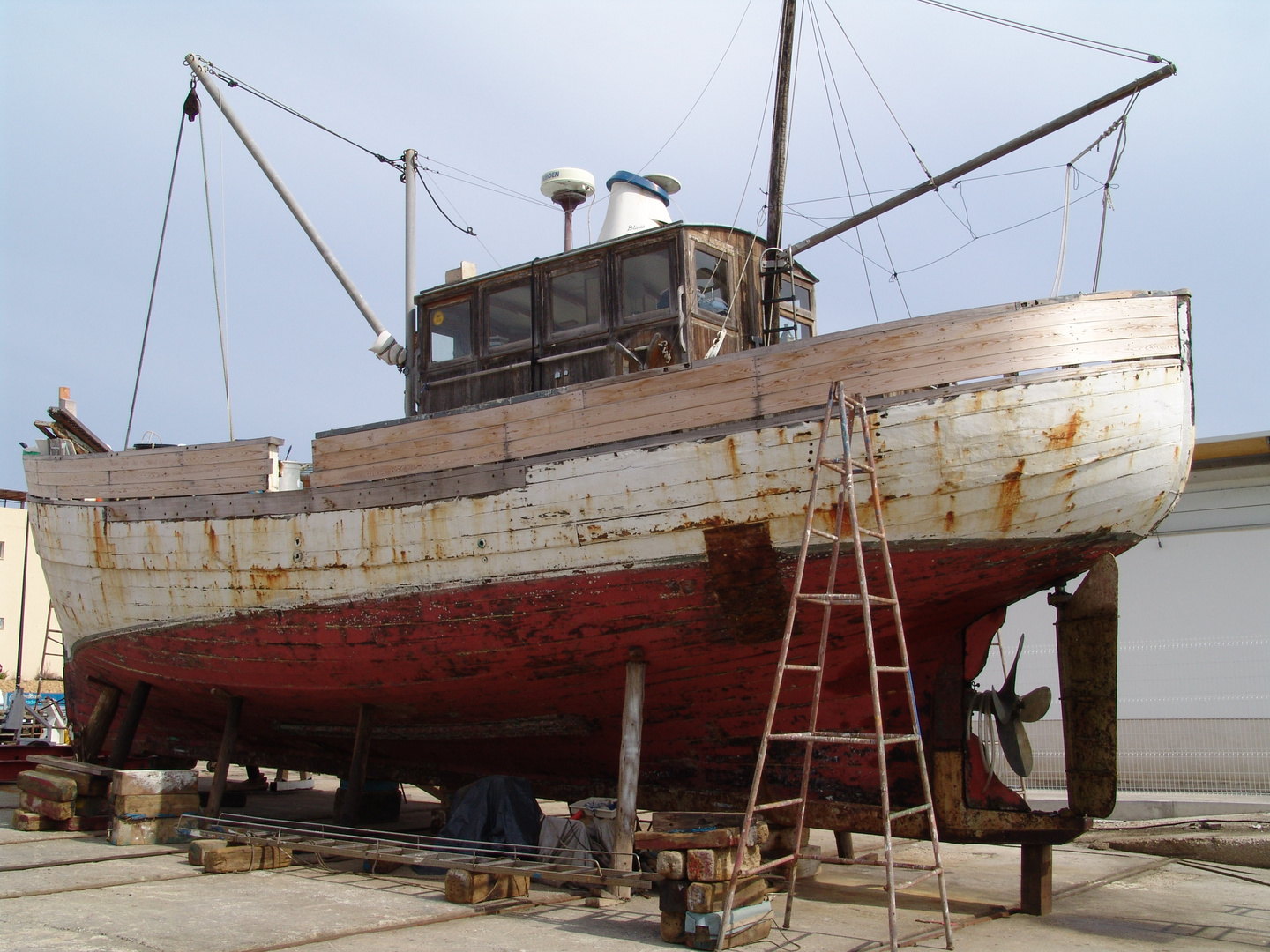 Altes Fischerboot in der Werft /2