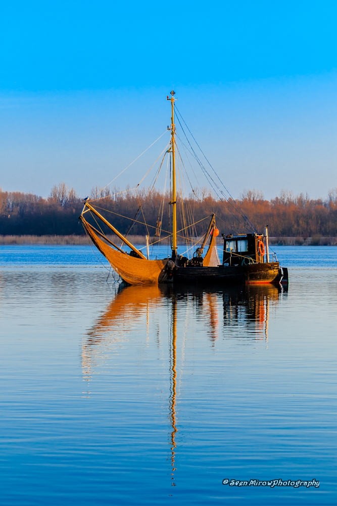 Altes Fischerboot nach dem Sonnenaufgang