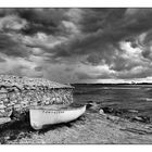 Altes Fischerhaus und Boot am Meer