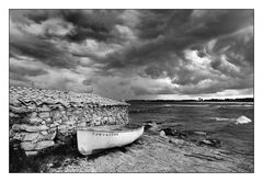 Altes Fischerhaus und Boot am Meer