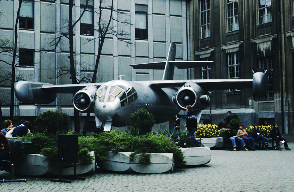 altes Flugzeug in städtischer Sitzecke