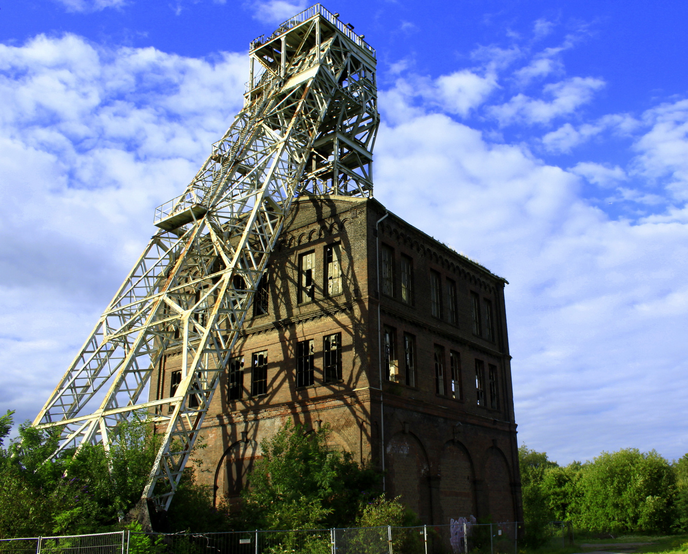 ALTES FÖRDERGERÜST DER ZECHE STERKRADE/  IN OBERHAUSEN