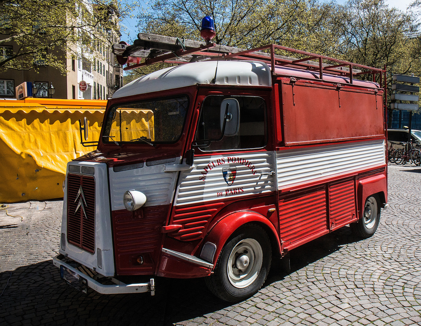 Altes Französisches Feuerwehr-Auto ...