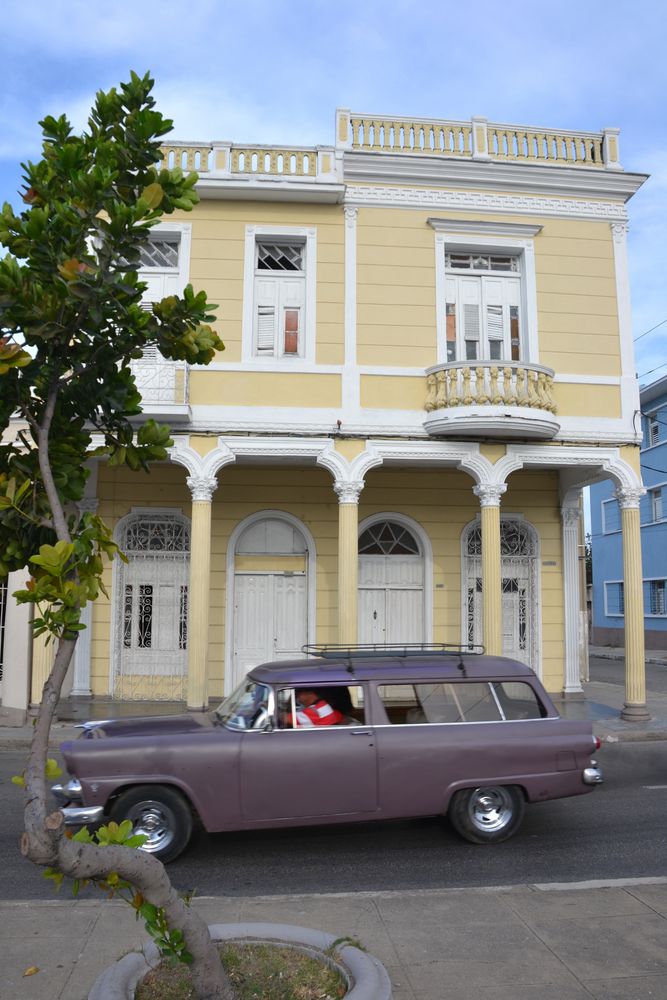 altes Gebäude - altes Auto - in Cienfuegos