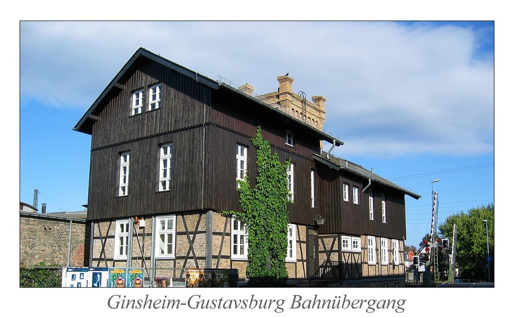 Altes Gebäude am Bahnübergang