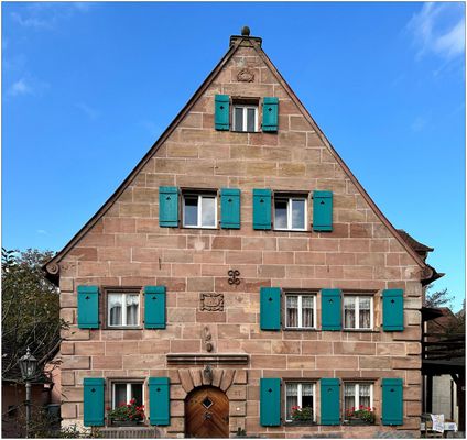 Altes Gebäude mit Fensterläden