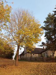 Altes Gehöft im Herbst. Helmsgrün. Germany.