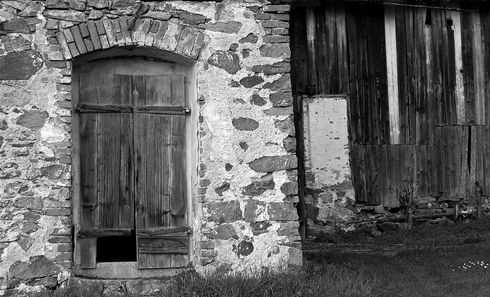 altes Gemäuer - alte Tür