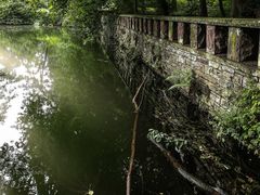 Altes Gemäuer mit See