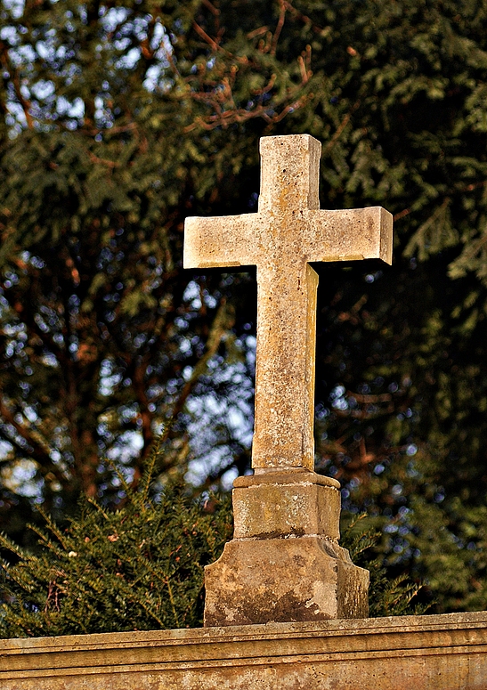 altes Grabsteinkreuz