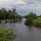 Altes Greetsieler Sieltief mit den Zwillingsmühlen (Krummhörn, Ostfriesland) bei Schietwetter