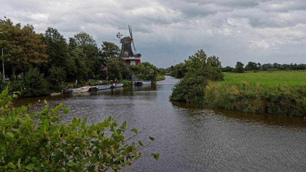 Altes Greetsieler Sieltief mit den Zwillingsmühlen (Krummhörn, Ostfriesland) bei Schietwetter