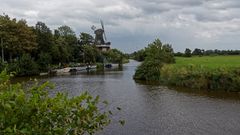 Altes Greetsieler Sieltief mit den Zwillingsmühlen (Krummhörn, Ostfriesland) bei Schietwetter