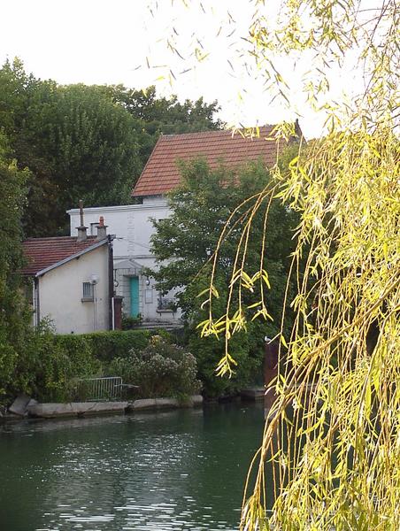 Altes Haus am Ufer der Marne.